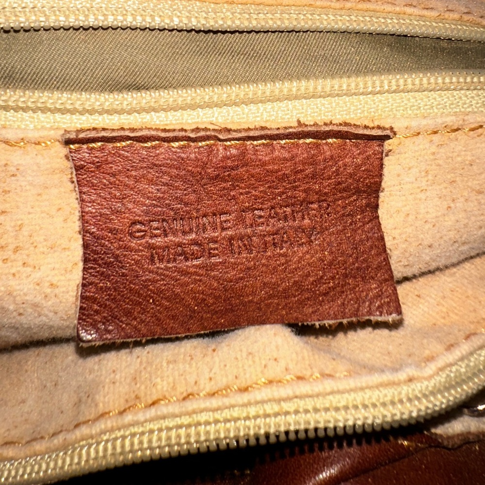 Elegant Brown Leather Shoulder Bag - Picture 7 of 9